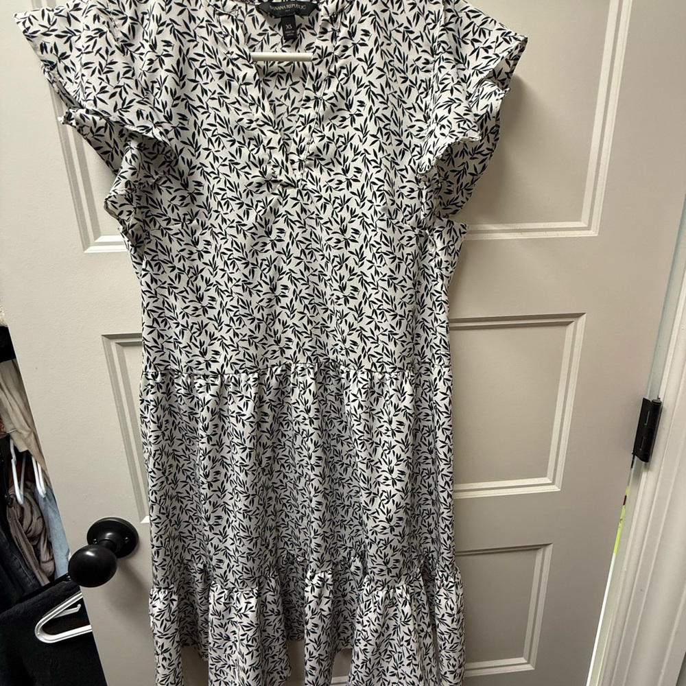 Banana Republic Black & White Leaf Print Tiered Midi Dress